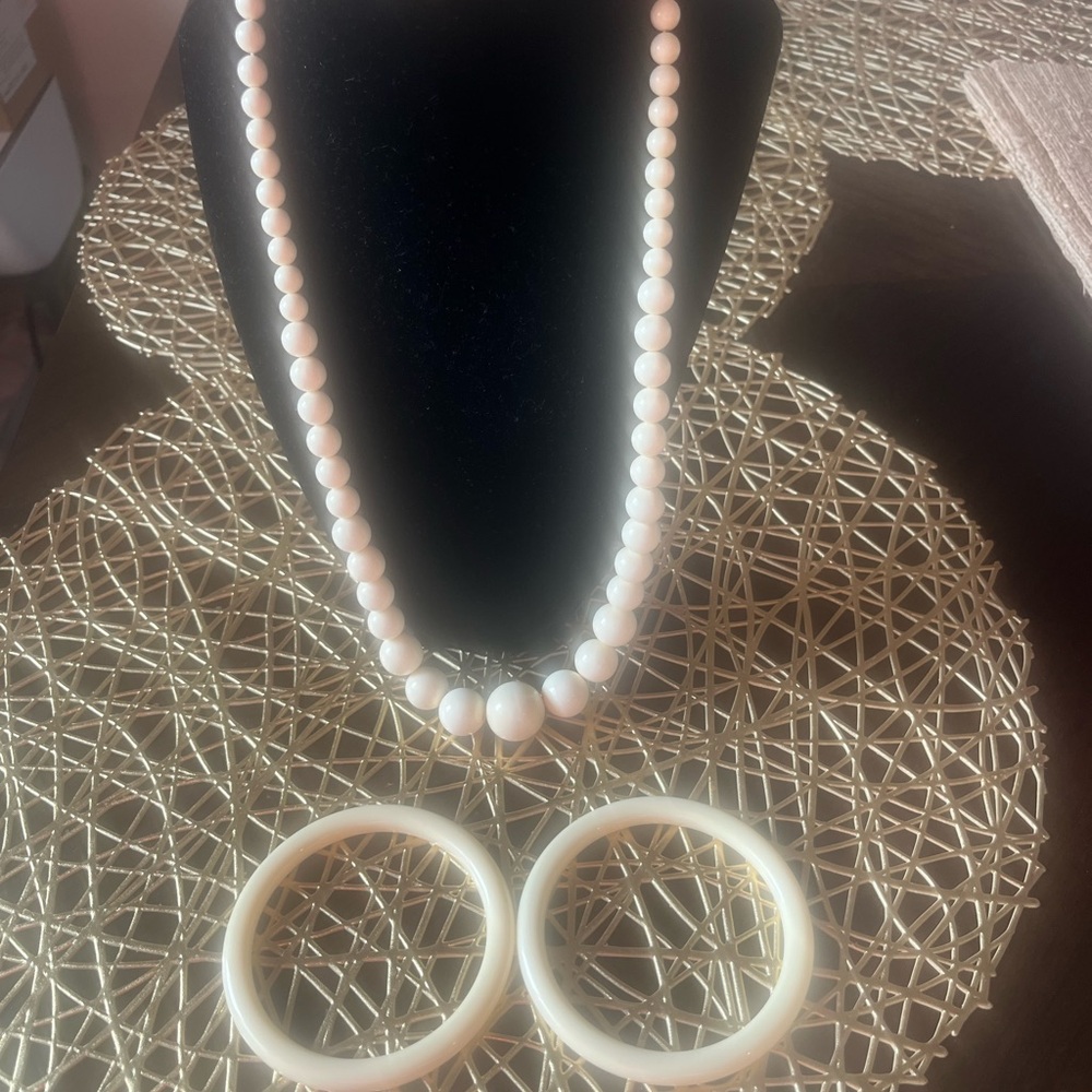 Elegant Cream Beaded Necklace and Bracelet Set